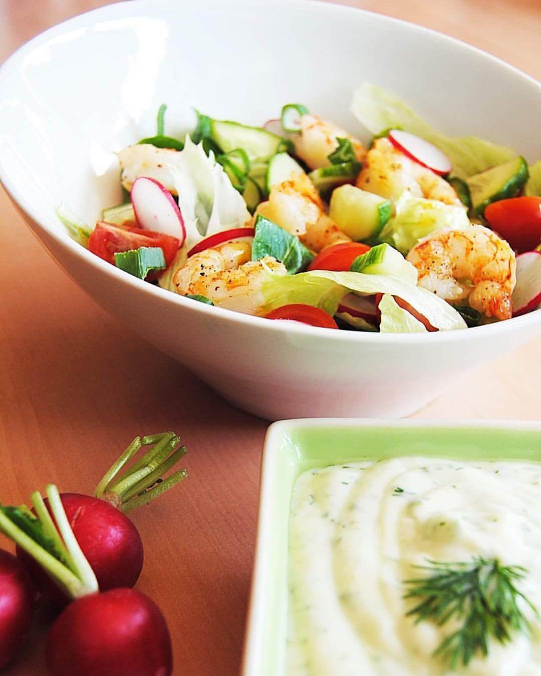 Salade met scampi, radijs en yoghurt- dilledressing