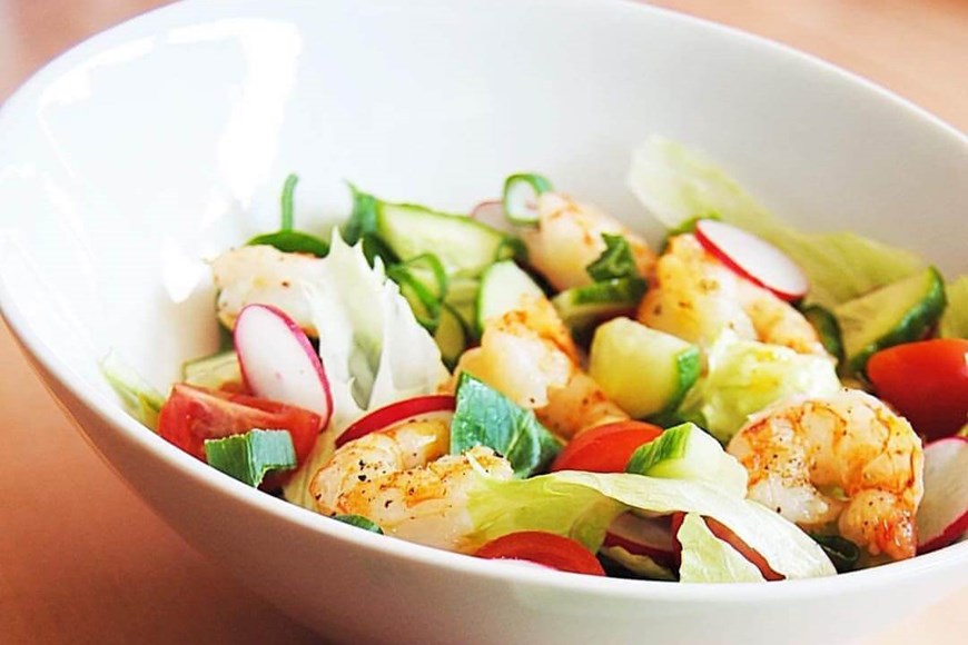 Salade met scampi, radijs en yoghurt- dilledressing